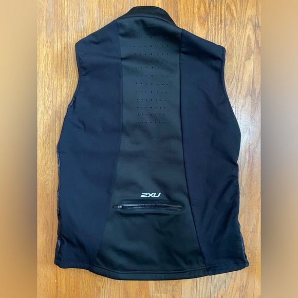 2XU zippered  Insulated Vest for jogging, gym - Picture 2 of 4